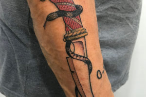 nicolas-trillaud-tatoueur-landes-mimizan-dague-serpent-snake-dagger-flash-tattoo