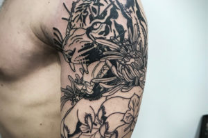 tatuto-tatoueur-bordeaux-tigre-chrysanthemes
