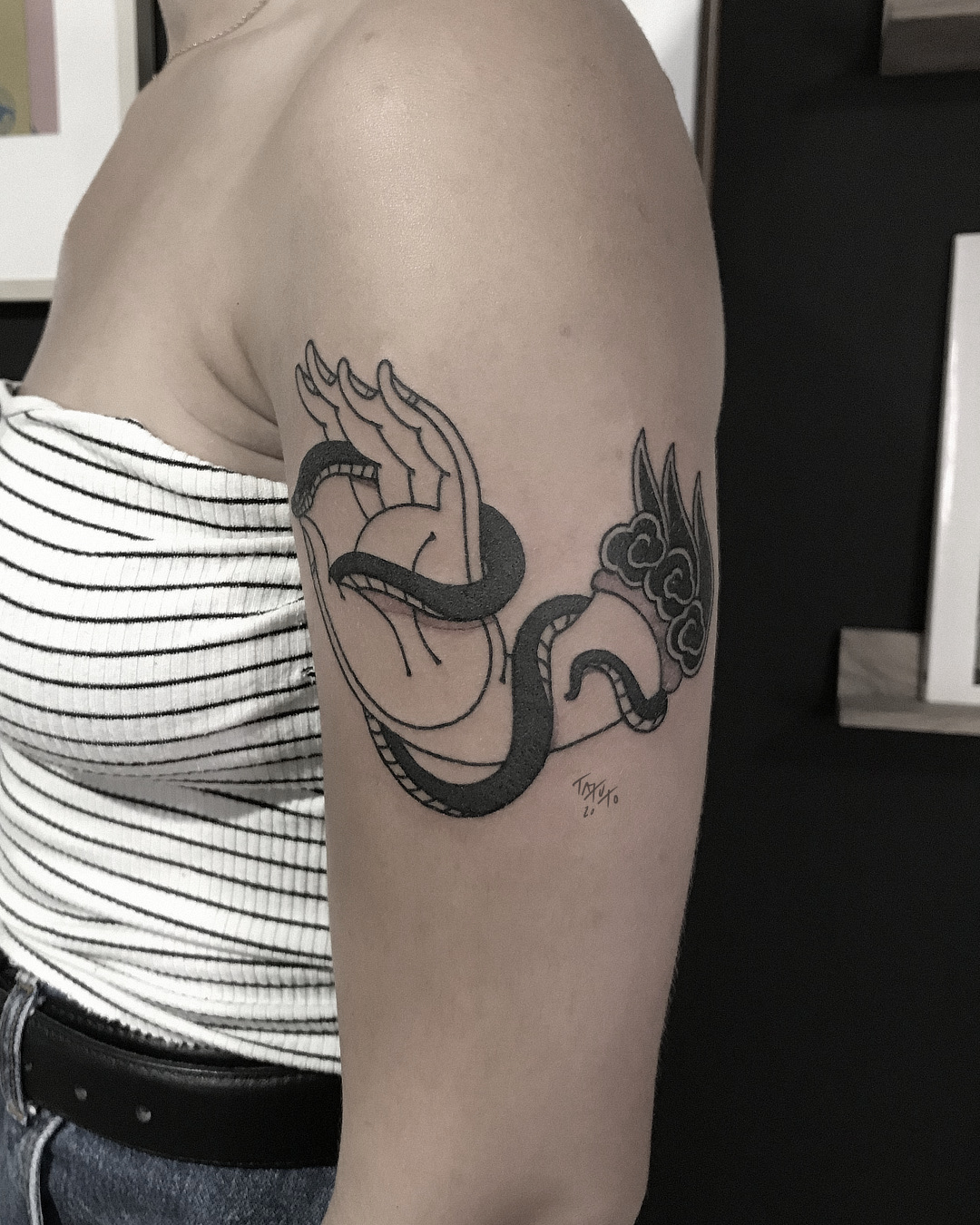 tatuto-tatoueur-bordeaux-studio-mudra-tattoo-hand-serpent-snake-main-2