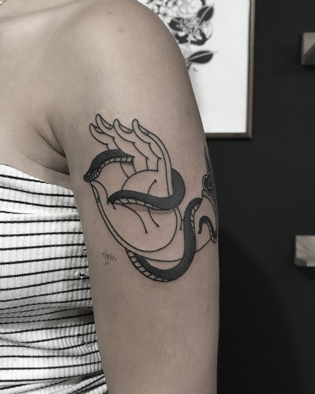 tatuto-tatoueur-bordeaux-studio-mudra-tattoo-hand-serpent-snake-main