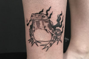 nico-tatuto-tatoueur-bordeaux-placard-tattoo-shop-blackwork-frog-kaeru-japanese-tatouage