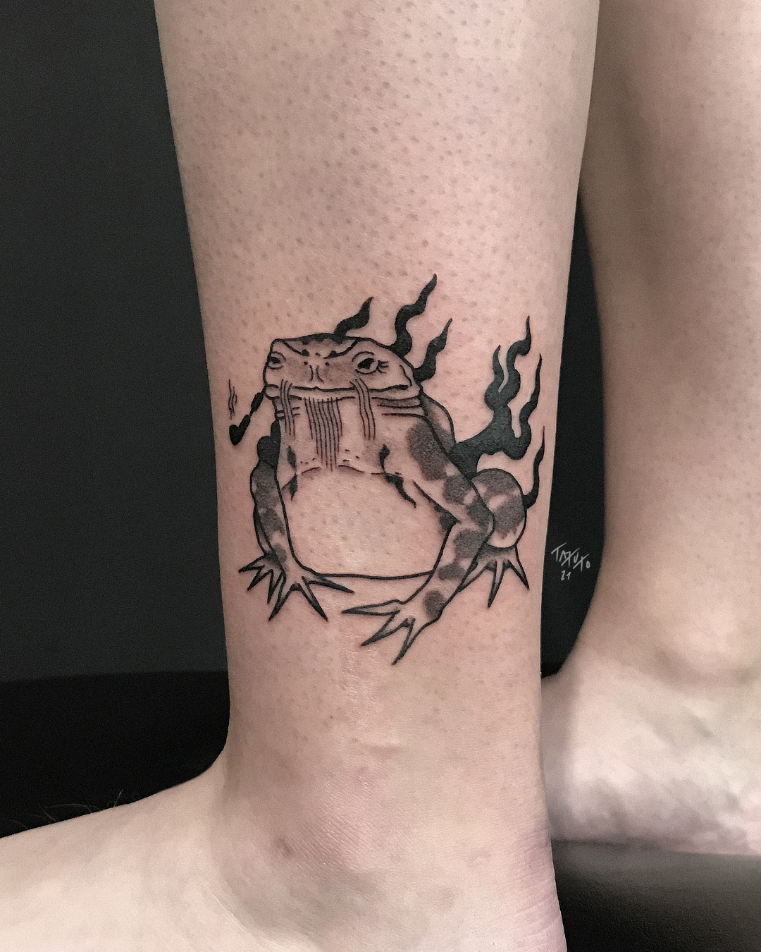 nico-tatuto-tatoueur-bordeaux-placard-tattoo-shop-blackwork-frog-kaeru-japanese-tatouage