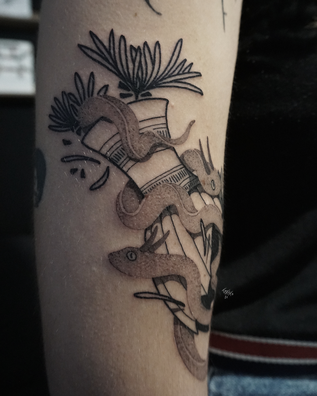 nico-tatuto-tatoueur-bordeaux-blackwork-flash-tattoo-shop-le-placard-serpent-snake-vase-ceramic-pottery-1