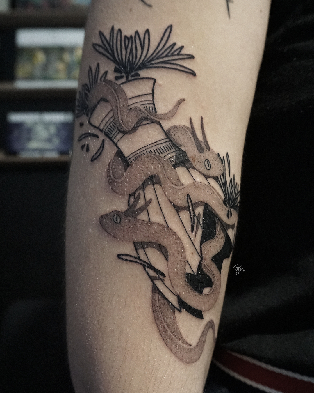 nico-tatuto-tatoueur-bordeaux-blackwork-flash-tattoo-shop-le-placard-serpent-snake-vase-ceramic-pottery-2