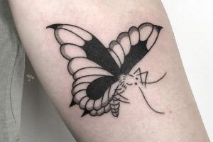 nico-tatuto-tattoo-bordeaux-flash-bastide-tatoueur-papillon-butterfly-japonais-japanese-black-fineline-floral-botanical-meilleur