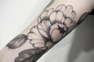 nicolas-trillaud-pivoine-tatouage-avant-bras-peony-tattoo-landes-mimizan