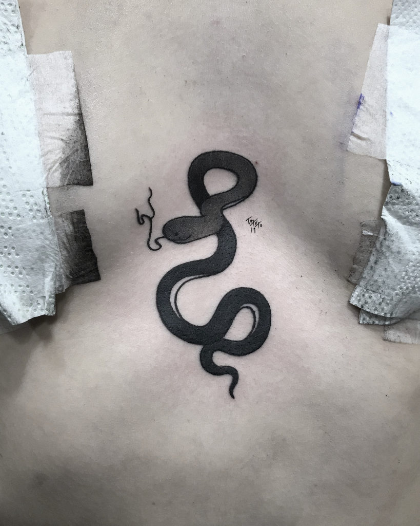 tatuto-tatoueur-bordeaux-bastide-tattoo-studio-shop-serpent-underboob-flash