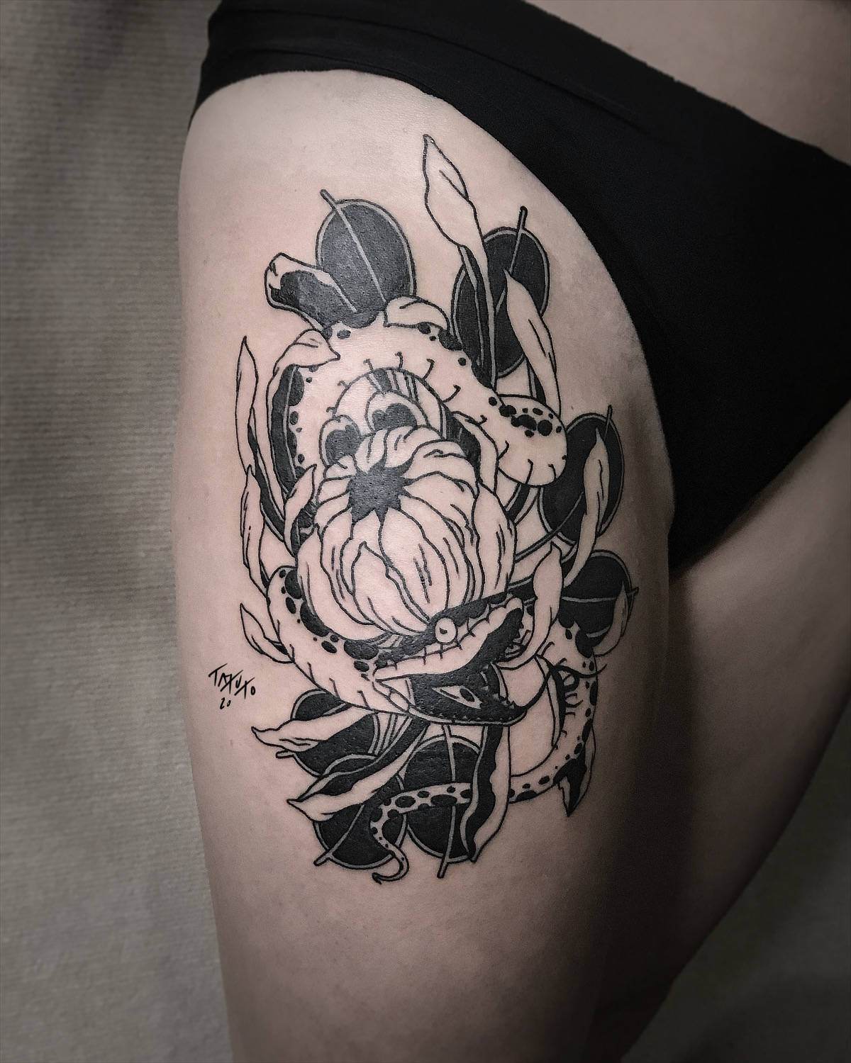 tatuto-tatoueur-tattoo-shop-bordeaux-snake-chrysanthemum
