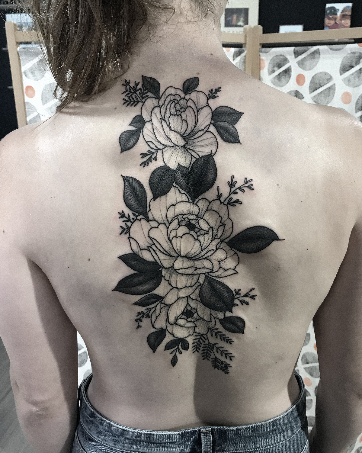 tatuto-pivoines-coverup-recouvrement-tatouage-floral-bordeaux-peonies
