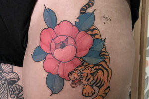 tatuto-tigre-flash-pivoine-tatouage-peony-tiger-bordeaux-shop-studio-tattoo
