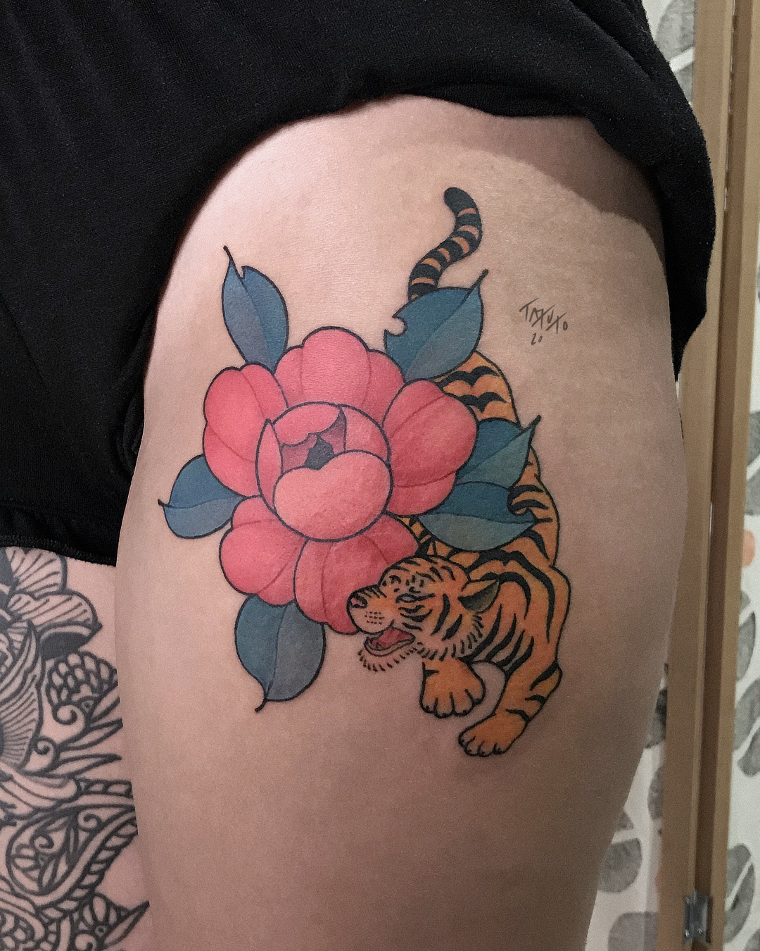 tatuto-tigre-flash-pivoine-tatouage-peony-tiger-bordeaux-shop-studio-tattoo