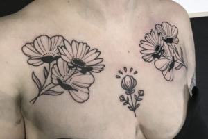 nico-shu-tatuto-tatoueur-bordeaux-floral-ornemental-blackwork-pivoine-chrysantheme-chest-poitrine-tattoo