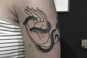 tatuto-tatoueur-bordeaux-studio-mudra-tattoo-hand-serpent-snake-main