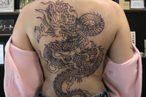 nico-tatuto-le-placard-tattoo-shop-dragon-backpiece-dos-linework-blackwork-bordeaux-tatouage-bastide