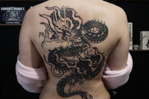 nico-tatuto-dragon-backpiece-blackwork-tatoueur-bordeaux-bastide-le-placard-tattoo-shop