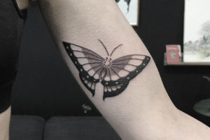 nico-tatuto-tatoueur-bordeaux-flash-papillon-butterfly-blackwork-flash-tattoo-le-placard-shop-1