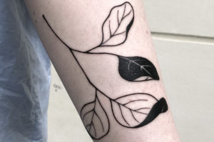 nico-tatuto-tattoo-bordeaux-flash-bastide-tatoueur-feuille-branche-vegetal-japonais-japanese-black-fineline-floral-botanical-meilleur-2