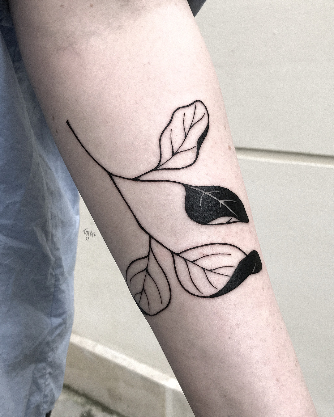 nico-tatuto-tattoo-bordeaux-flash-bastide-tatoueur-feuille-branche-vegetal-japonais-japanese-black-fineline-floral-botanical-meilleur-2
