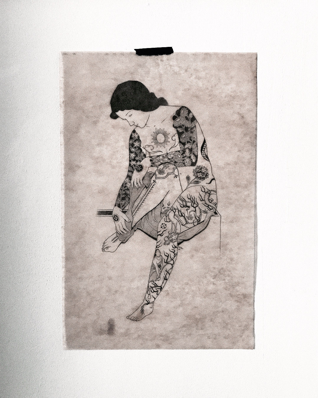 nico-tatuto-femme-tatouée-body-suit-placard-tattoo-shop-bordeaux-gironde-pencil-drawing-tatouage-papier-dessin