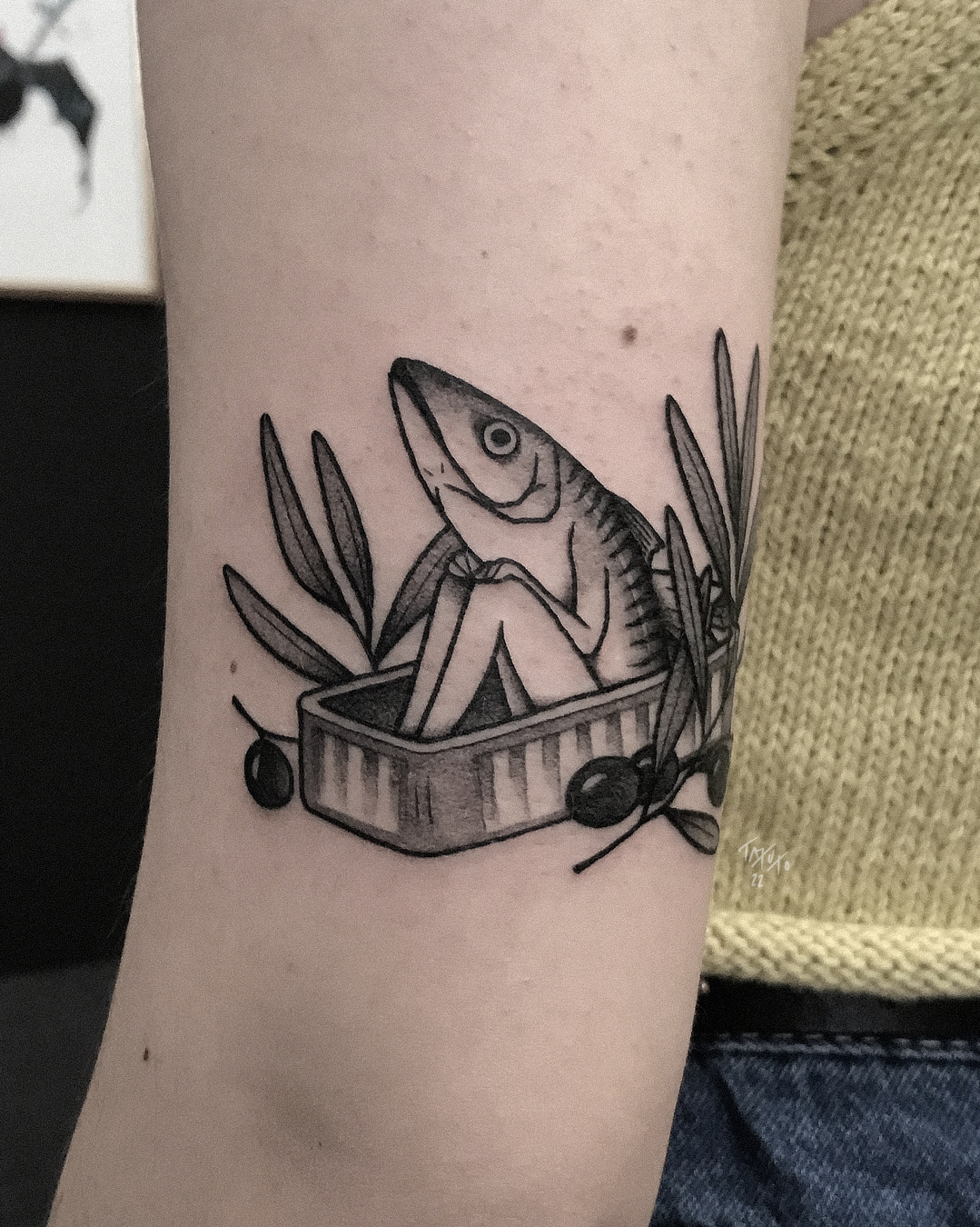 nico-tatuto-maquereau-sardine-boite-tatoueur-tattoo-placard-bordeaux-gironde-olive-olivier-branche-floral-2