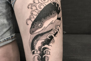 nico-tatuto-tatoueur-bordeaux-tattoo-shop-studio-japonais-blackwork-anguille-japanese-meilleur-eel-fishing-fish-poisson-sealife