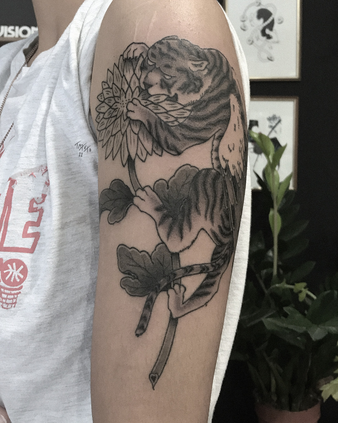 nico-tatuto-tigre-tiger-chrysantheme-flower-placard-tattoo-shop-tatoueur-bordeaux-gironde-asiatique-japonais-coreen