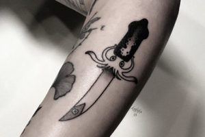 nico-tatuto-flash-dague-poulpe-seche-tentacule-japonisme-japonais-traditional-tattoo-tatouage-tatoueur-bordeaux-placard-shop-gironde-blackwork-2