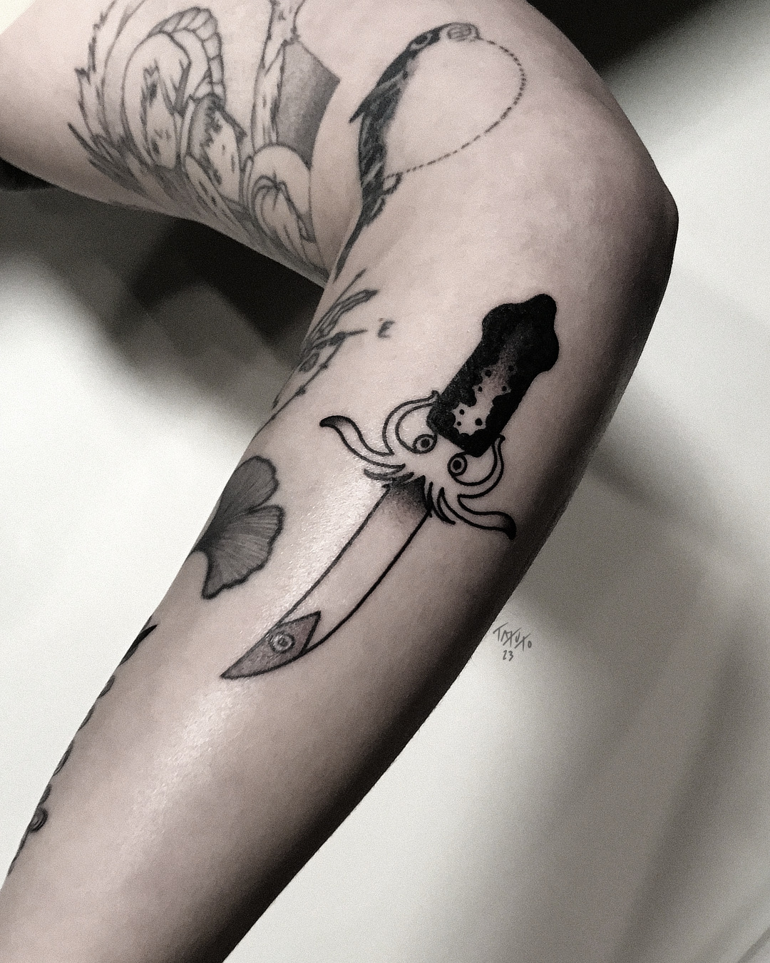 nico-tatuto-flash-dague-poulpe-seche-tentacule-japonisme-japonais-traditional-tattoo-tatouage-tatoueur-bordeaux-placard-shop-gironde-blackwork-2