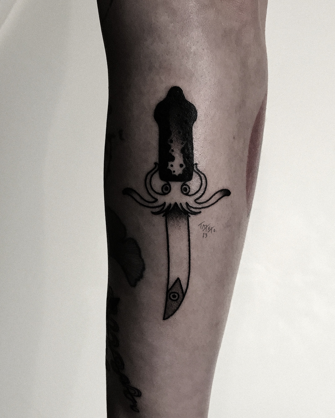 nico-tatuto-flash-dague-poulpe-seche-tentacule-japonisme-japonais-traditional-tattoo-tatouage-tatoueur-bordeaux-placard-shop-gironde-blackwork-3