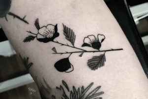 nico-tatuto-trillaud-tatouage-fleur-tattoo-flower-blackwork-ukiyoe-bordeaux-tatoueur-botanical-noir-et-gris-1