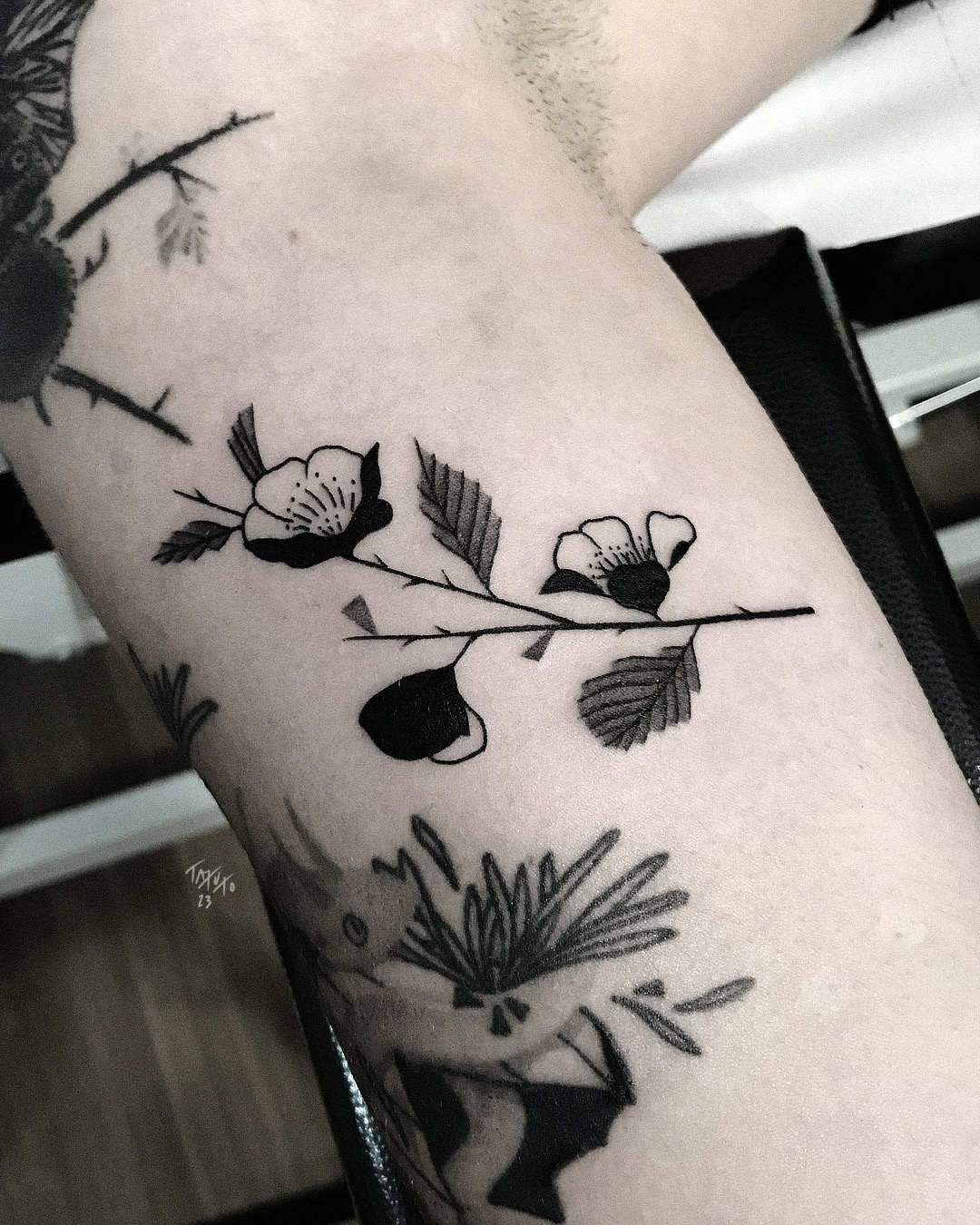 nico-tatuto-trillaud-tatouage-fleur-tattoo-flower-blackwork-ukiyoe-bordeaux-tatoueur-botanical-noir-et-gris-1