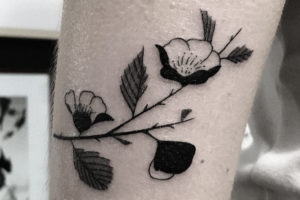 nico-tatuto-trillaud-tatouage-fleur-tattoo-flower-blackwork-ukiyoe-bordeaux-tatoueur-botanical-noir-et-gris-3