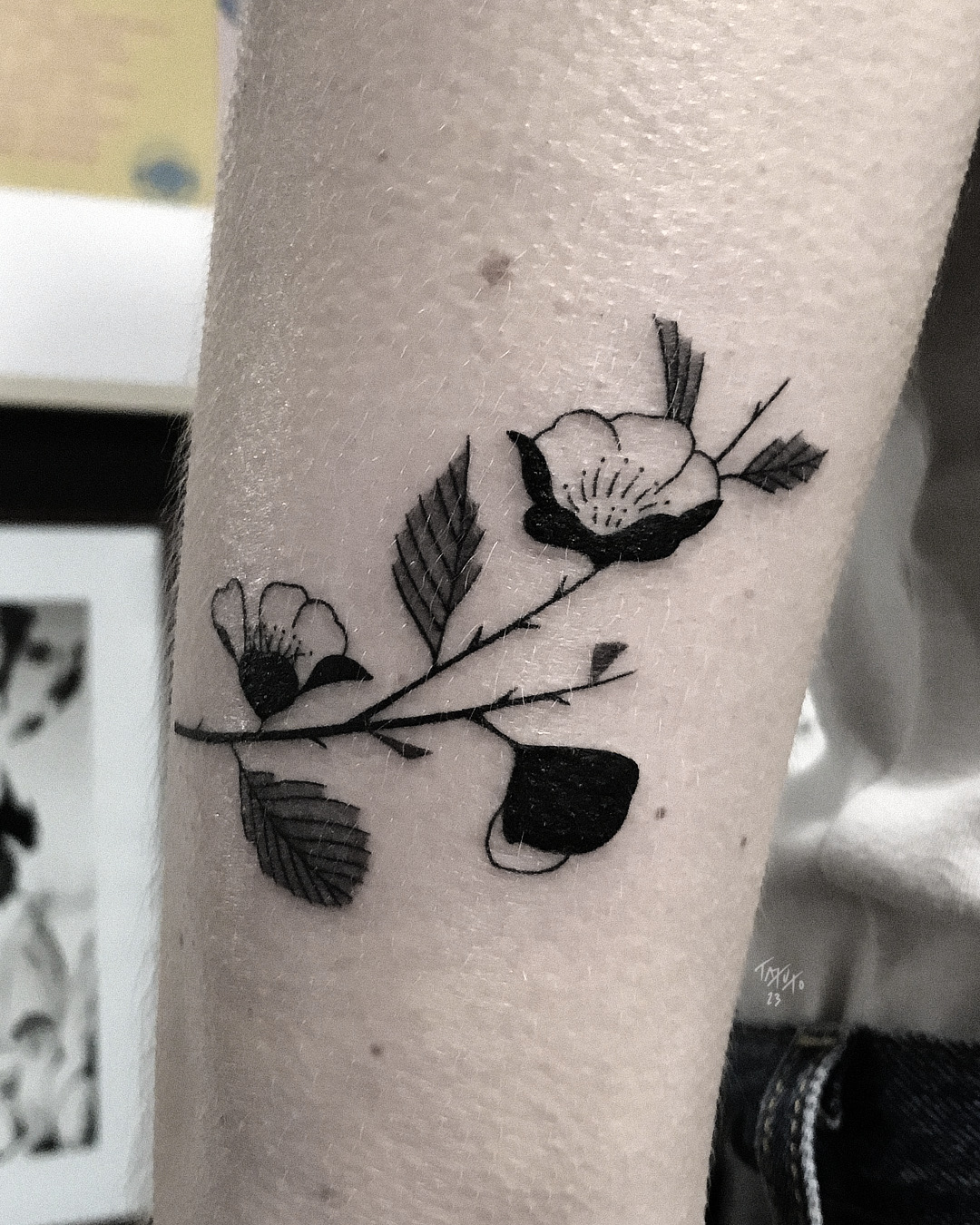 nico-tatuto-trillaud-tatouage-fleur-tattoo-flower-blackwork-ukiyoe-bordeaux-tatoueur-botanical-noir-et-gris-3