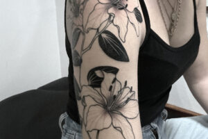 nico-tatuto-tatoueur-talence-bordeaux-tatouage-tattoo-fleur-floral-lys