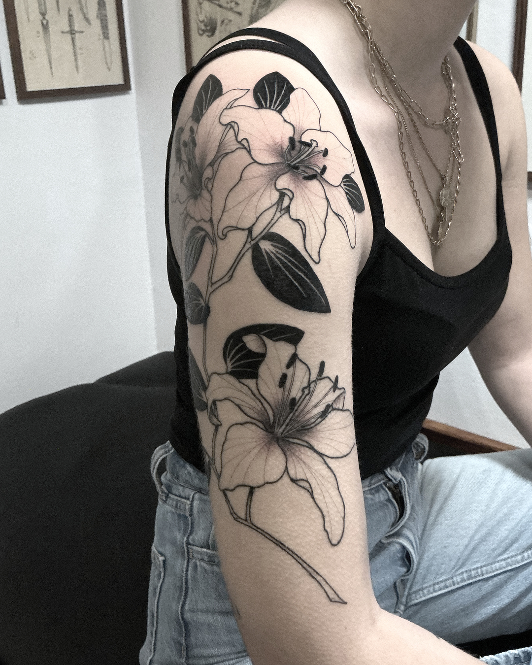 nico-tatuto-tatoueur-talence-bordeaux-tatouage-tattoo-fleur-floral-lys